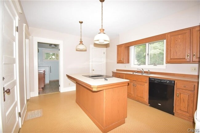 Photo - 130 W Remington St