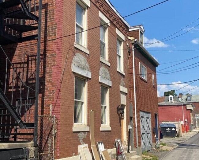 Building Photo - Pittsburgh - 3 Bed 2 Bath - Just Renovated Rental