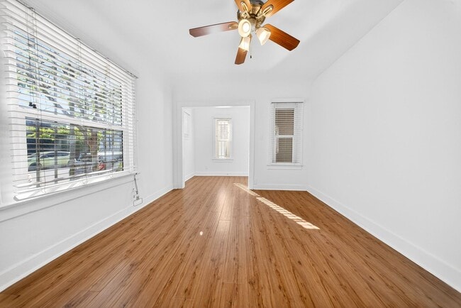 Photo - 5225 De Longpre Ave