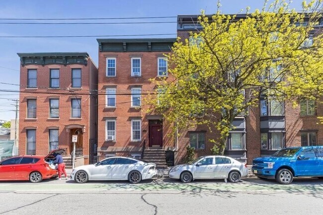 Building Photo - 204 Christopher Columbus Dr Unit 1