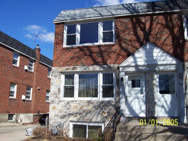 Building Photo - 407 W Logan St Unit First floor