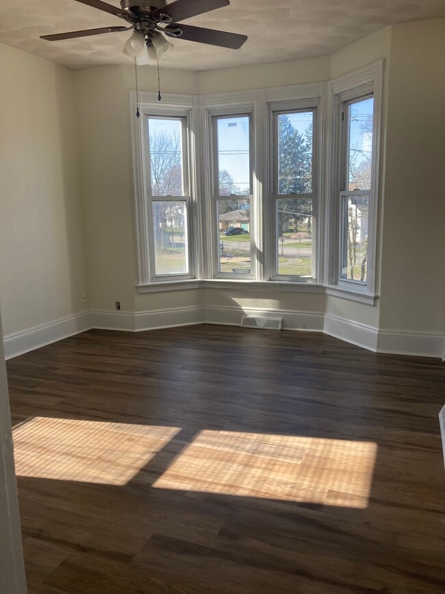 Building Photo - 70 Hedley Ave Unit 70 Hedley Ave.1st Floor