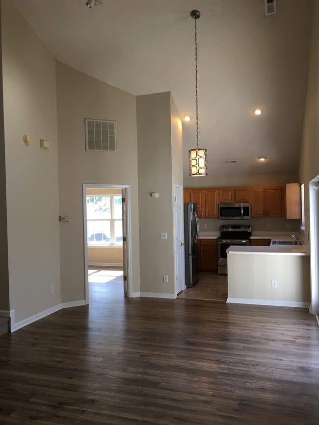 Photo - 404 Commons Dr