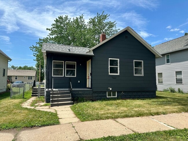 Building Photo - $1,175 | 1 Bedroom 1 Bath | Studio House | W&D | Fenced Yard | Central A/C