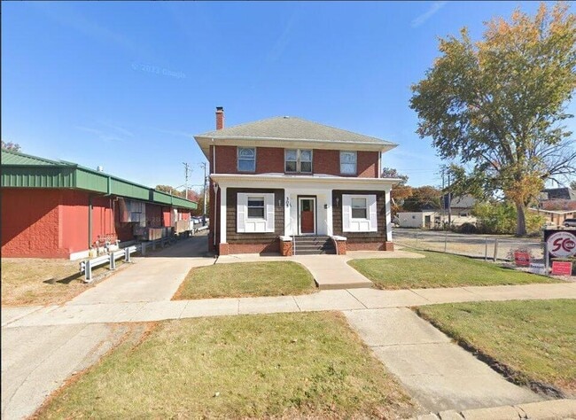 Building Photo - 305 N Bloomington St Rental