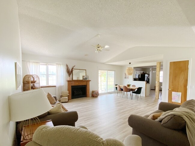 Building Photo - 1144 Oak Way Dr Rental