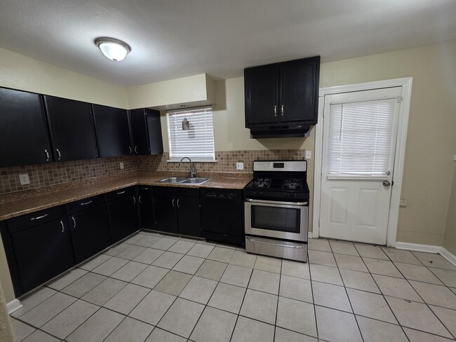 Photo - 2135 Richmond St