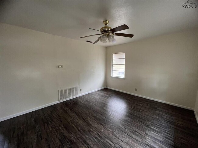 Photo - 1421 Tanbark Rd