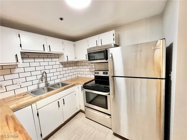 Building Photo - 1133 W 9th St Unit 109