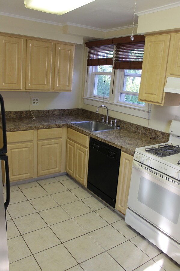 77 Burnham Rd Apartment For Rent in Morris Plains, NJ