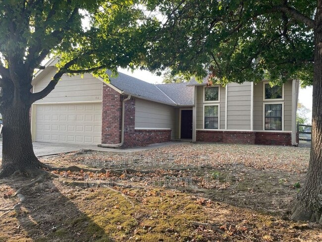 Building Photo - 712 West 119th Pl S