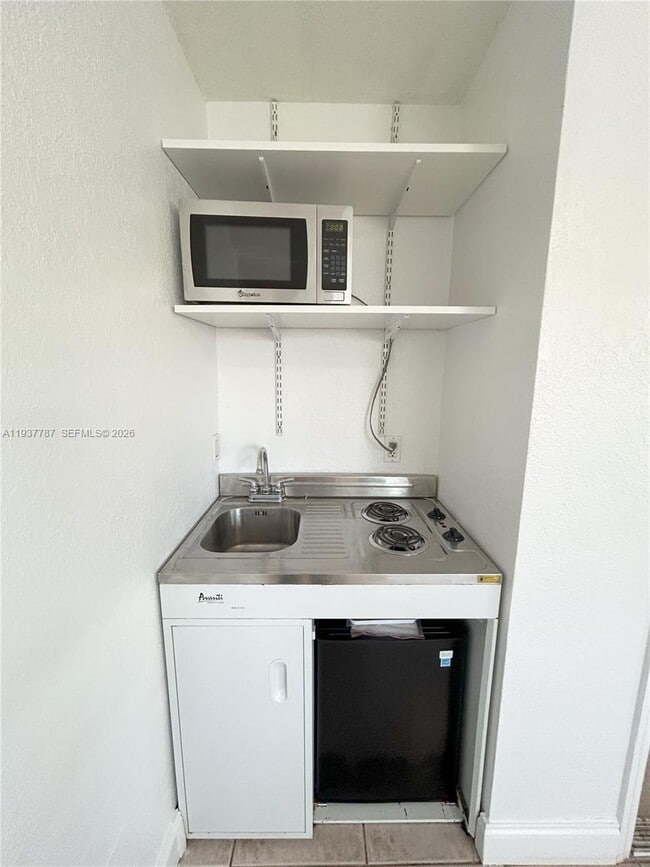 Building Photo - 715 NE 6th St Unit 12