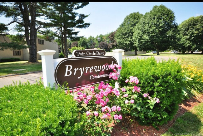 Building Photo - 507 Twin Circle Dr Unit 507