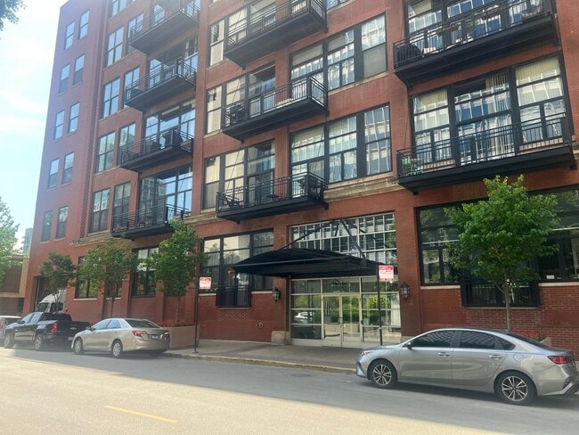 Building Photo - 521 W Superior St Unit 132