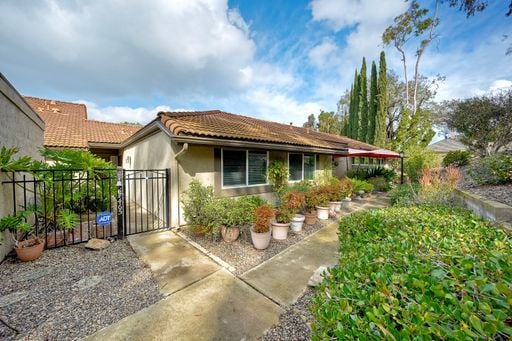 Building Photo - Rancho Bernardo 55+ Community Attached Home 2 Bed, 2 Ba with Patio, Private yard and Laundry