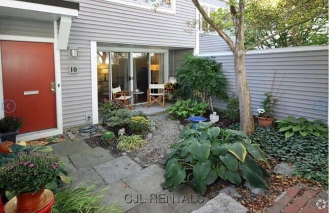 Building Photo - 10 Fresh Pond Pl Unit 1 Rental