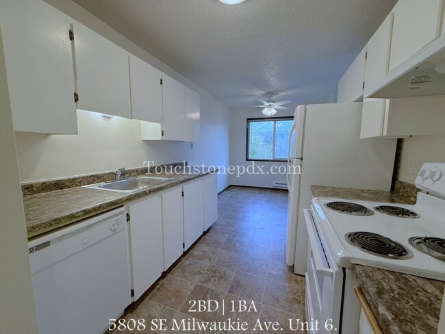 Building Photo - Updated 2 Bdrm Apartment with Balcony in Sellwood Moreland Neighborhood Unit 5808-6