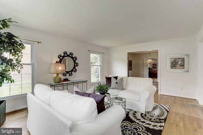 Photo - 10239 Gainsborough Rd