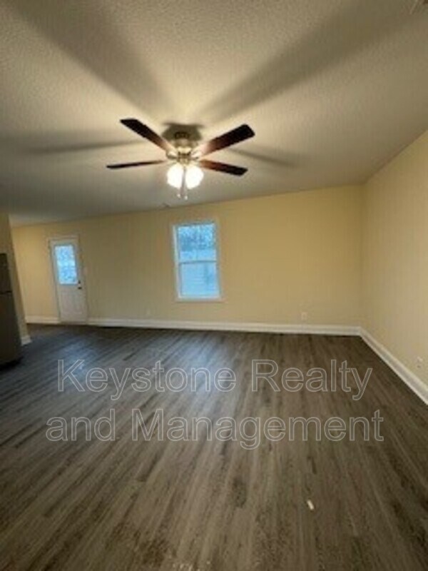 Photo - 304 Jennifer St