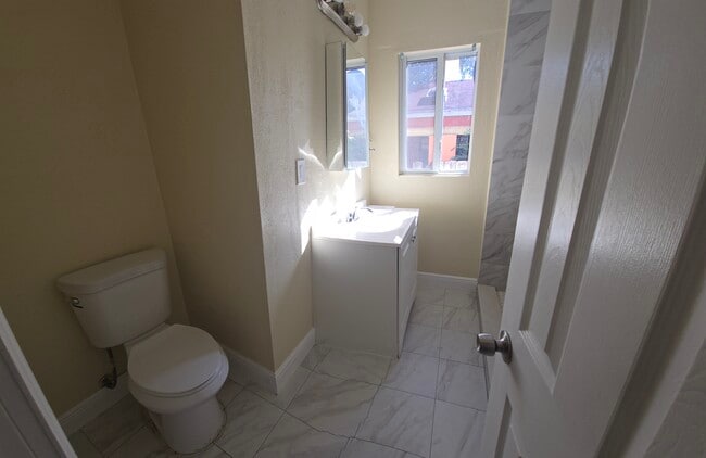Baño1 - 1259 NW 34th Ave