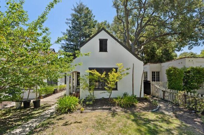 Photo - Downtown Palo Alto Cottage | Private Yard | Walk to University Ave