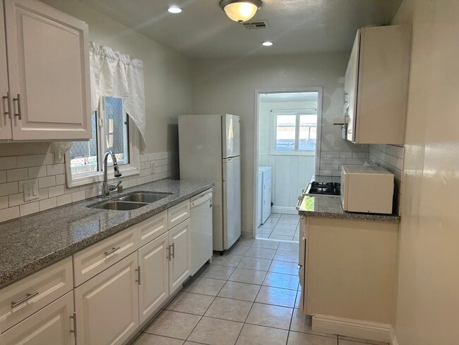 Photo - 245 W Elm Ave Unidad #2 - Detached Home