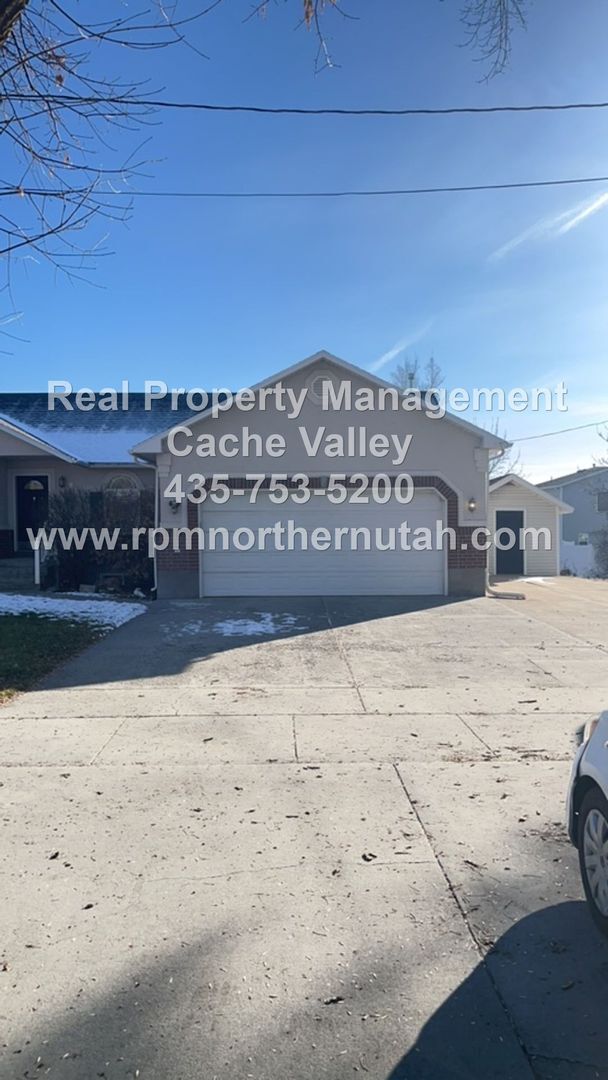 Photo - Beautiful 6 bedroom home available for immediate move in!