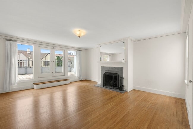 Photo - 2128 Bay St