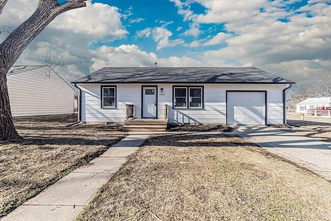 Building Photo - Charming 2 Bedroom Rental