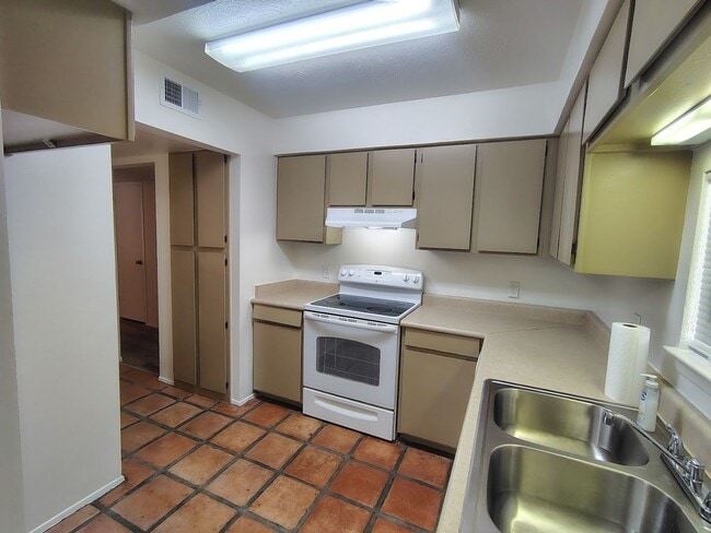 Photo - 1620 N Wilmot Rd