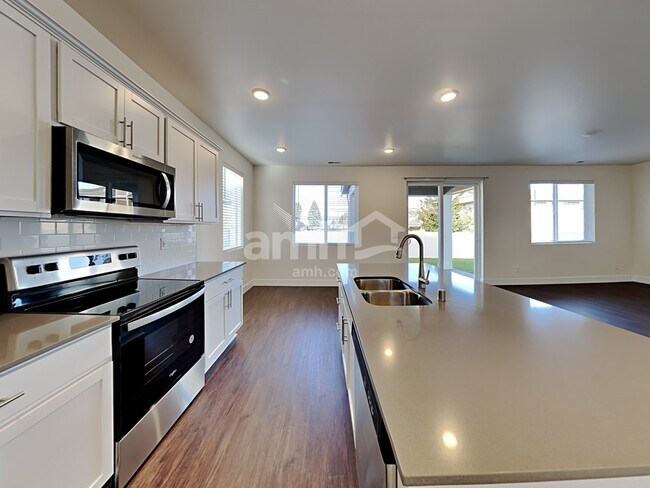 Photo - 740 Dudley St