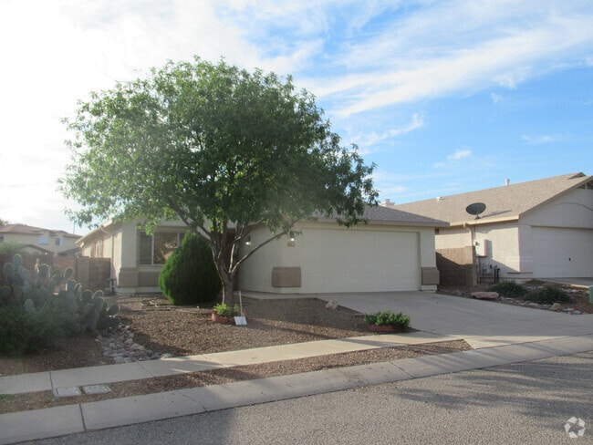 Building Photo - Attractive 4 Bedroom 2 Bath Home in the Tu...