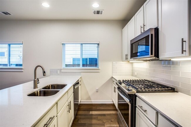 Building Photo - 6800 Menchaca Rd