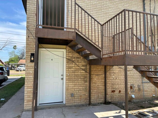 Building Photo - 705 Bustamante St Unit 4