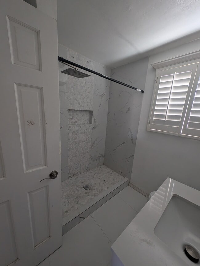 Photo - 5004 Royal Dr