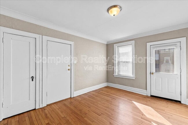 Photo - 4909 Winona Ave Unidad 2w
