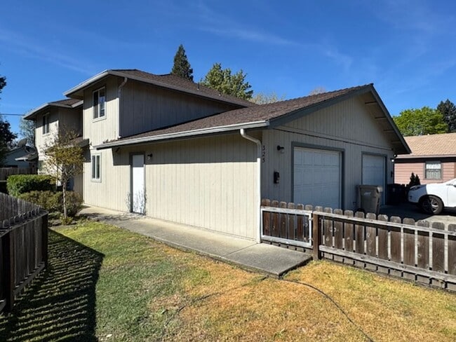 Photo - 323-325 SE K Unit 325