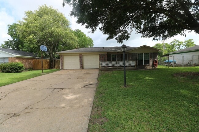 Building Photo - 609 Circle Way