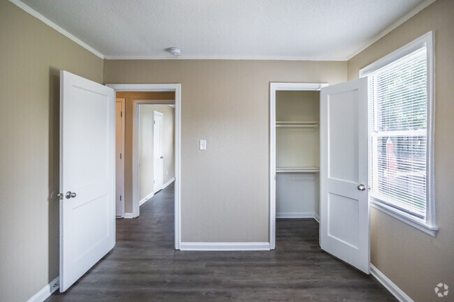 2 BR, 1 BA - 700 SF