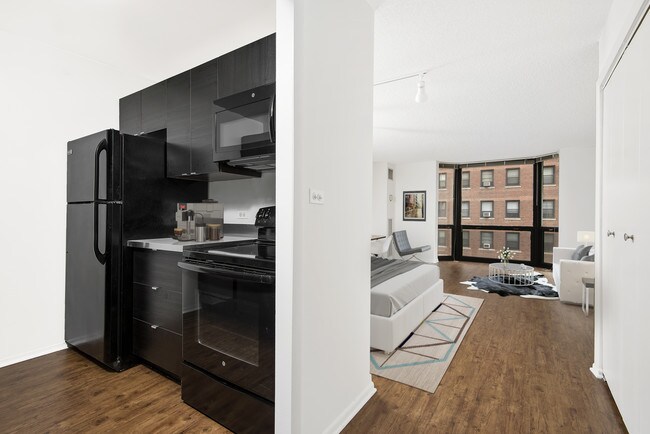 1,111 N. Dearborn - Cocina y área de la habitación del apartamento tipo estudio - 1111 N. Dearborn St.