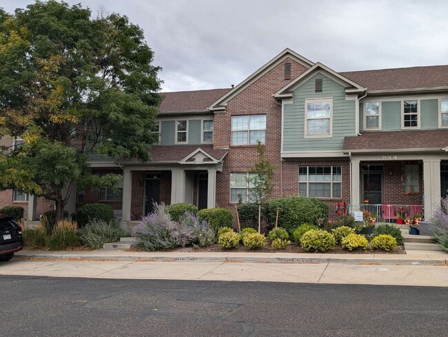 Building Photo - Great Lowry Townhome! Unit 14