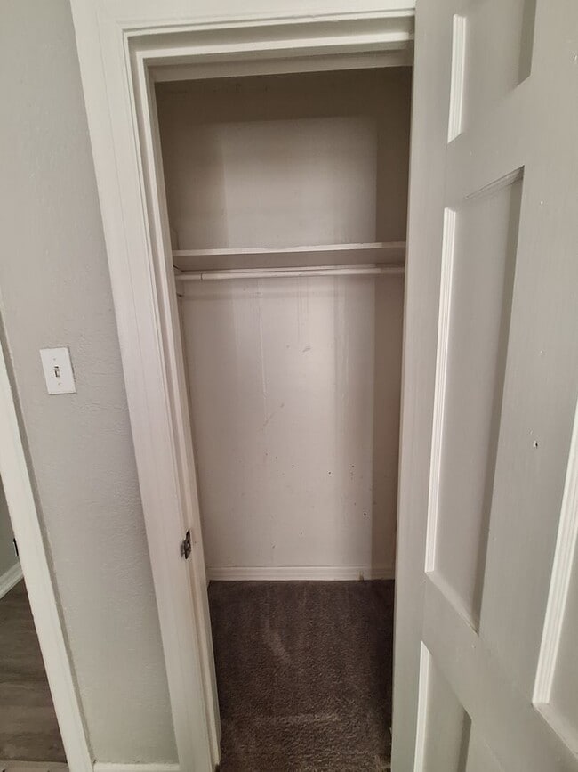 Building Photo - 2 bedroom, 1 bath