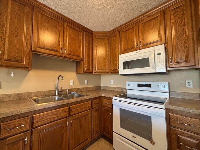 Building Photo - Great 3 BR/2 BA Townhome in Vadnais Heights!