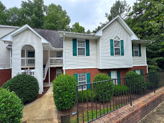 Building Photo - Beautiful 2 Bedroom Condo in Cary!