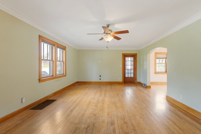 Building Photo - Charming 4 Bed, 2 Bath Home Steps from Elmwood Park