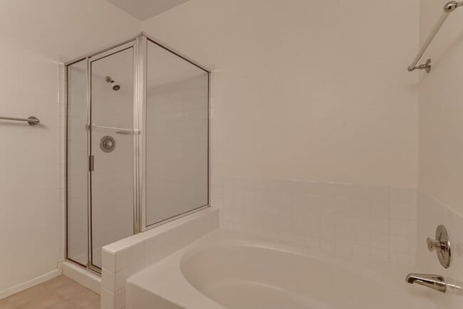 Building Photo - 1 Bedroom Condo in Green Valley on Ramsgate