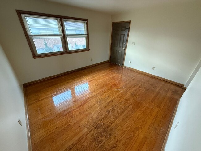 Building Photo - 5295 N Mohawk Ave Unit 3