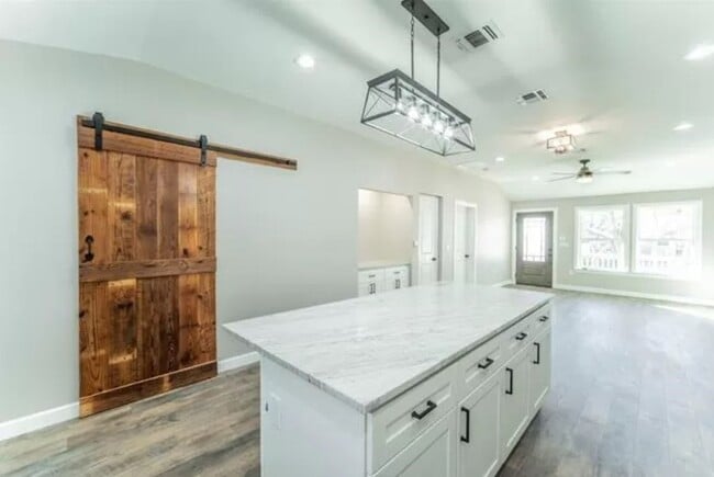 Photo - 710 N Rusk St