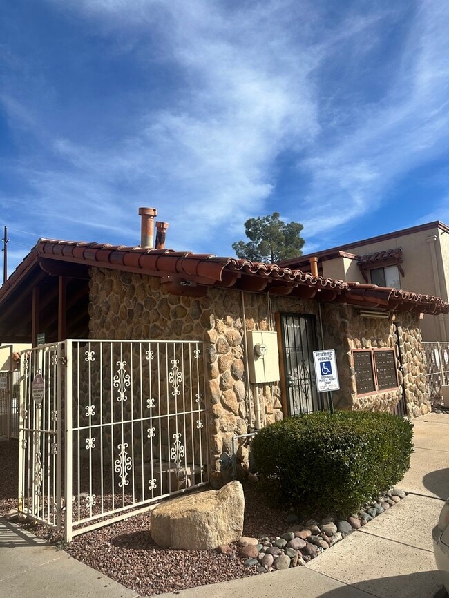 Photo - Beautiful and Spacious 3 bedroom Condo - Lovely Grounds - Swimming Pool Unit 26