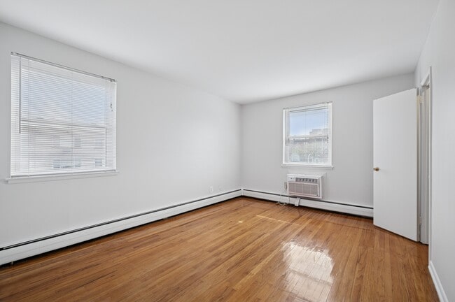 Building Photo - Longwood Manor Rental